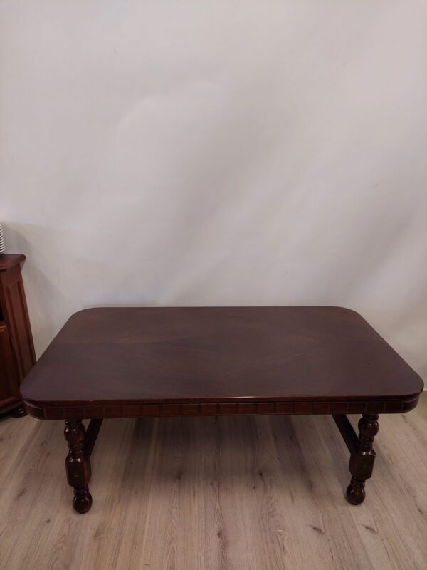 Tamsus lakuotas svetainės staliukas