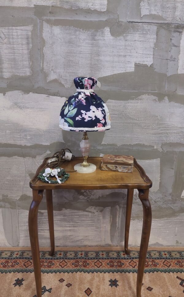 Nedidelis šviestuvas oneksine koja ir medžiaginiu gaubtu