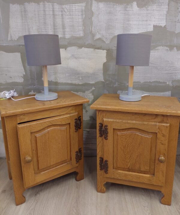 Du vienodi pastatomi šviestuvai