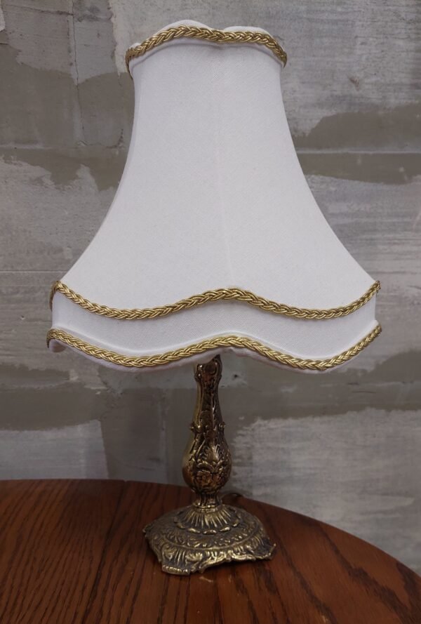 Stalinis šviestuvas restauruotu gaubtu ir varine koja