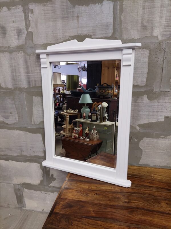 Veidrodis baltu mediniu rėmu