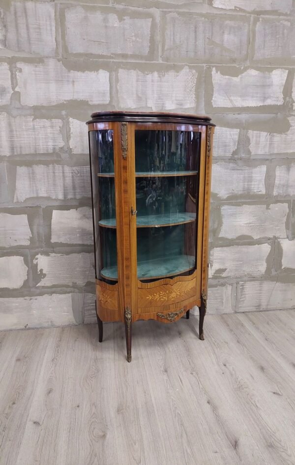 ovali vitrina su varinėmis detalėmis ir inchrustacijom