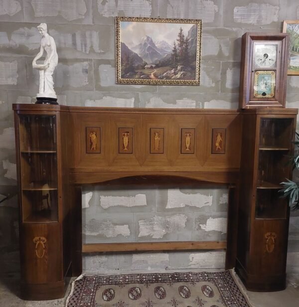 Sienelė jungianti dvi vitrinas su inkrustacijomis į kurią galima įstatyti tiek miegamą lovą,tiek kanapą