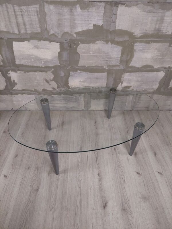 Modernus ovalo formos svetainės staliukas medinėmis sidabro spalvos dažytomis kojomi