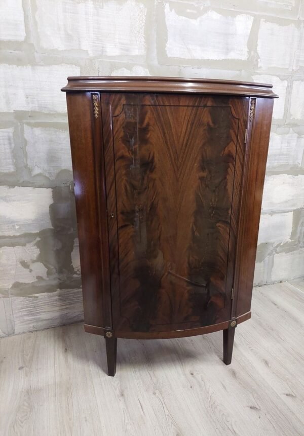 Žema tvarkinga kampinė indauja lakuotu paviršiumi