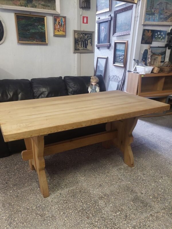 Tvirtas pušinis valgomojo stalas