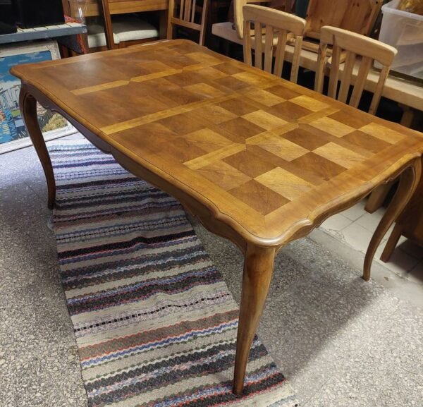 Išskleidžiamas valgomojo stalas