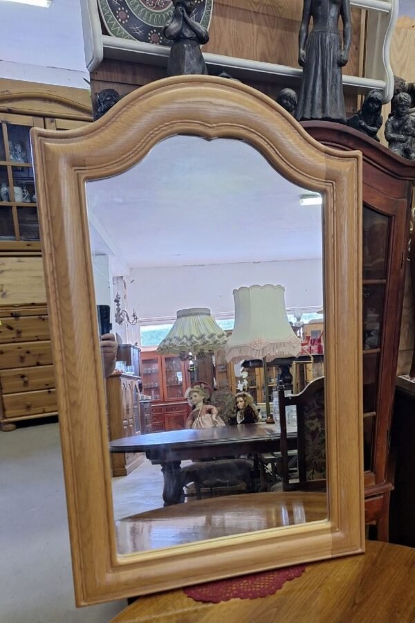 Pakabinamas veidrodis ąžuoliniu rėmu