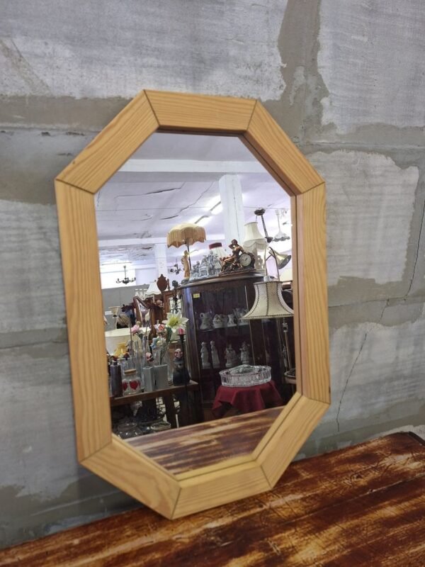 Pakabinamas veidrodis mediniu rėmu