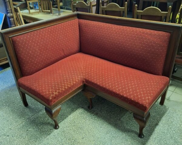 Senovinė kampinė kanapa raudonu medžiaginiu gobelenu