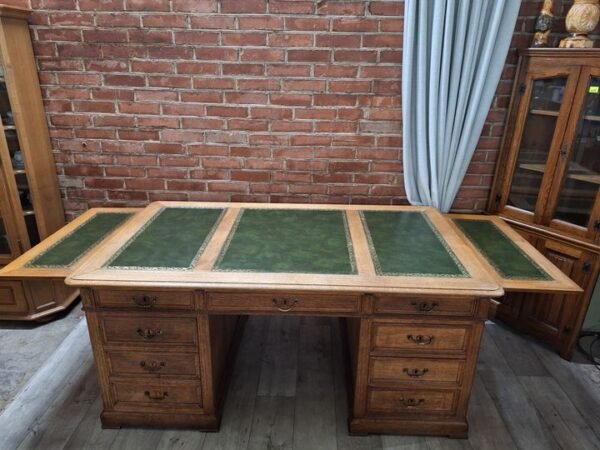 Senovinis ąžuolinis dviejų pusių darbo stalas su prailginimais.