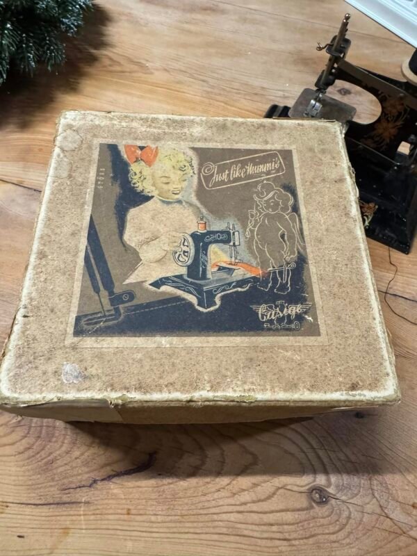 Vintažinė 1940-1945 m siuvimo mašina