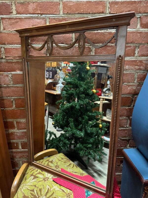 Senovinis veidrodis mediniu rėmu