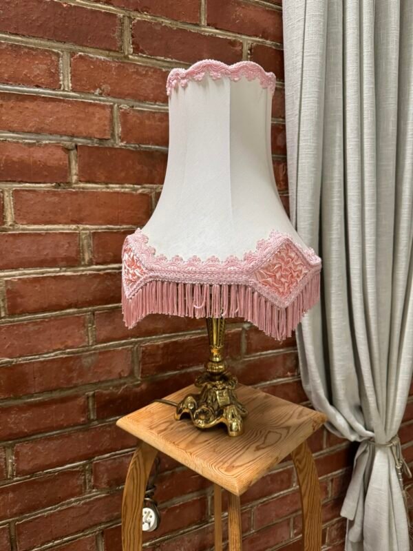 Stalinis šviestuvas varine koja ir medžiaginiu gaubtu