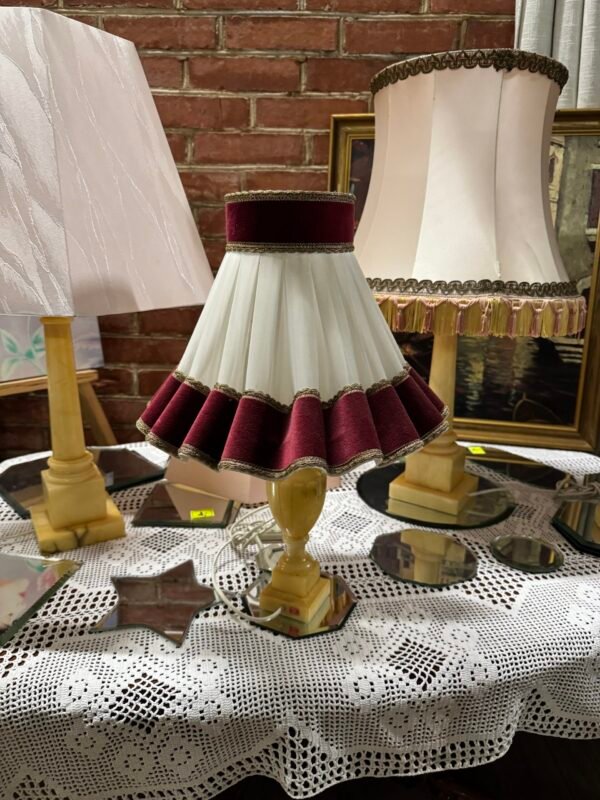 Stalinis šviestuvas akmenine koja ir medžiaginiu gaubtu