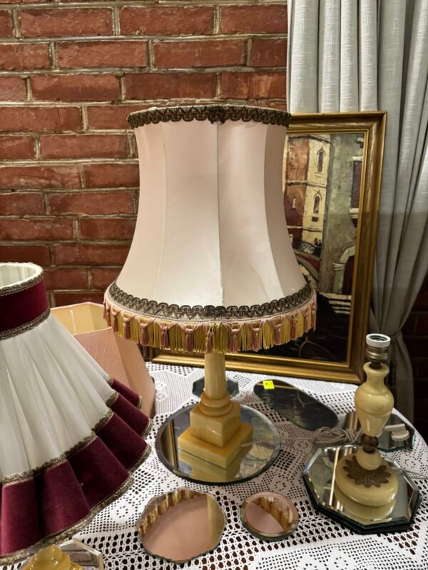 Šviestuvas akmenine koja ir šilkiniu gaubtu