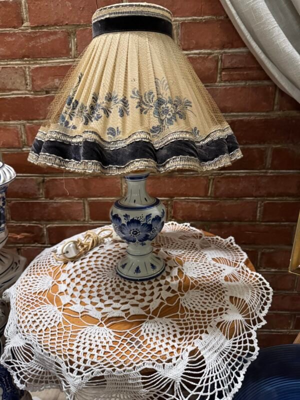 Porcelianinis šviestuvas medžiaginiu gaubtu