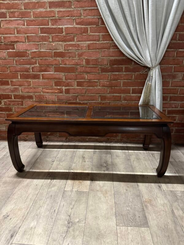 Svetainės staliukas stikliniu paviršiumi