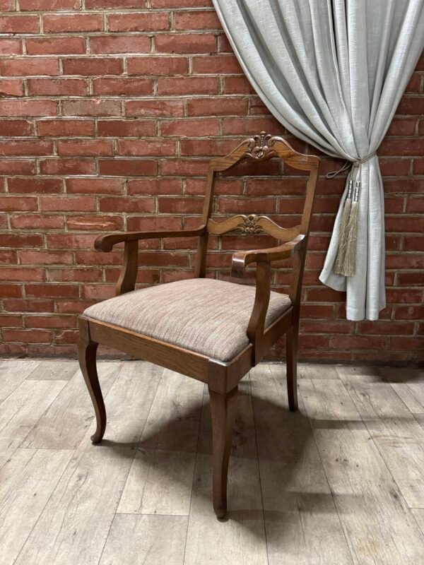 Medinis krėslas medžiaginiu gobelenu