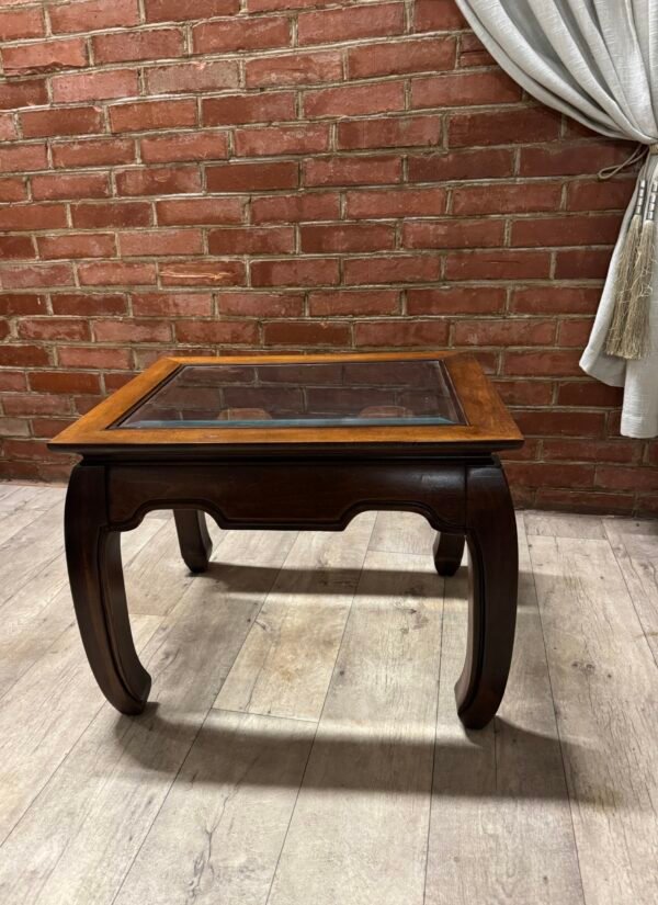 Svetainės staliukas stikliniu paviršiumi