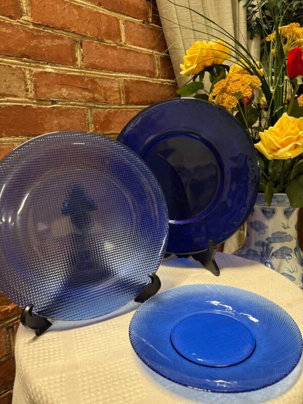 Mėlyno stiklo lėkštės