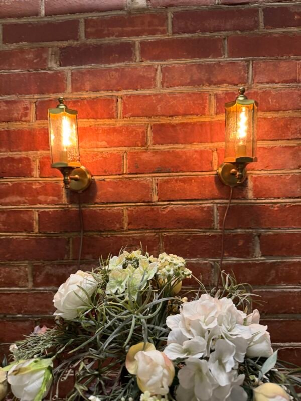 Sieniniai šviestuvai metaliniu rėmu ir žalsvos spalvos stiklo gaubtu