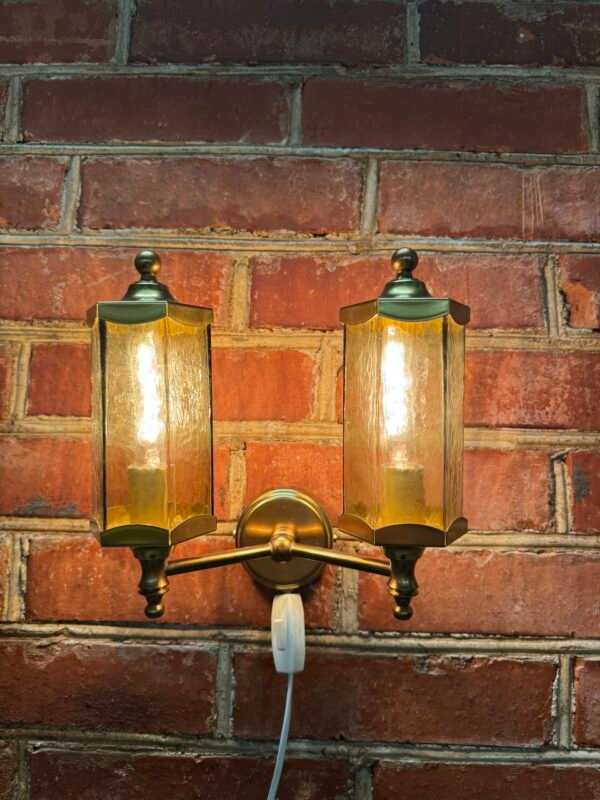 Sieninis šviestuvas metaliniu rėmu ir žalsvos spalvos stiklo gaubtu