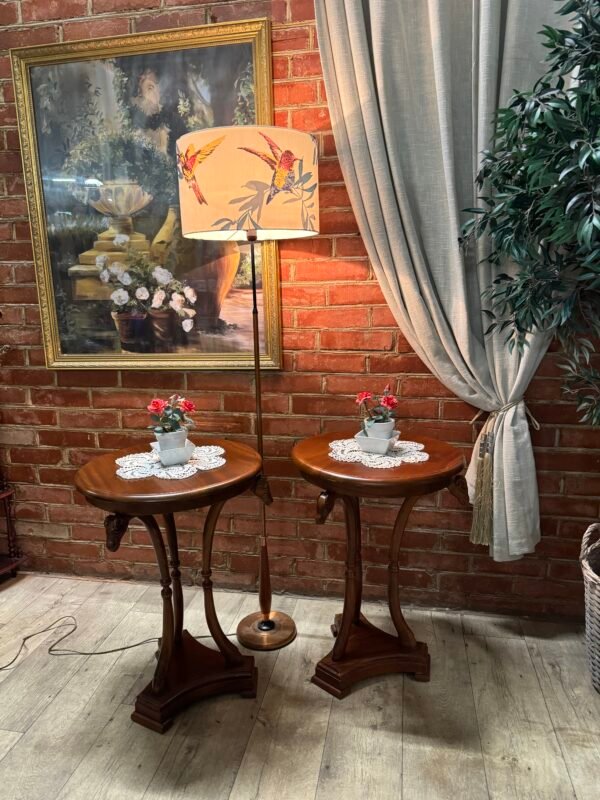 Du vienodi dailūs kavos staliukai