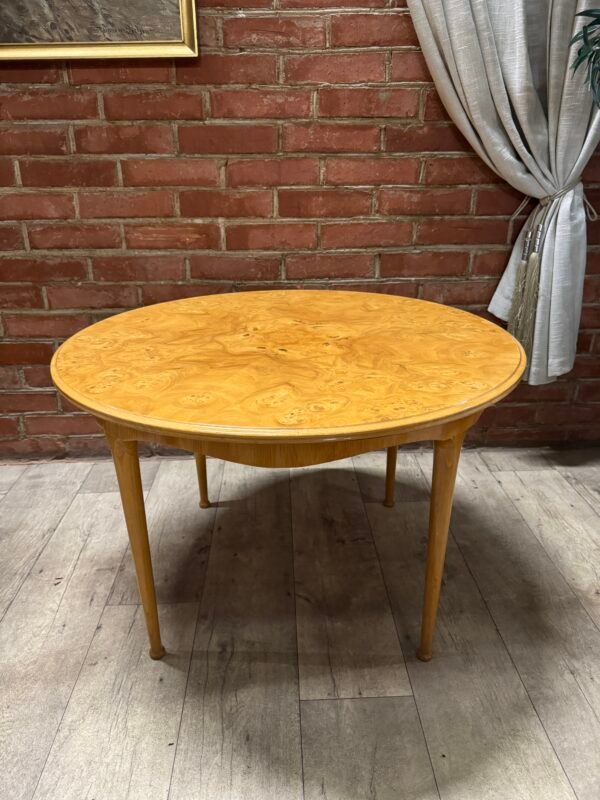 Dailus svetainės staliukas