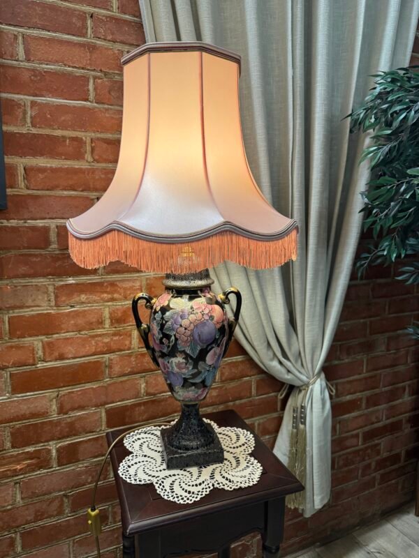 Stalo šiestuvas porceliano koja ir šilkiniu gaubtu