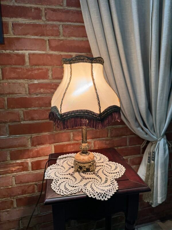 Stalo šviestuvas šilkiniu gaubtu