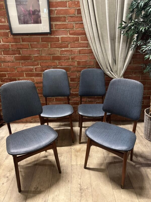 Keturios  tvirtos kėdės plaunamu gobelenu