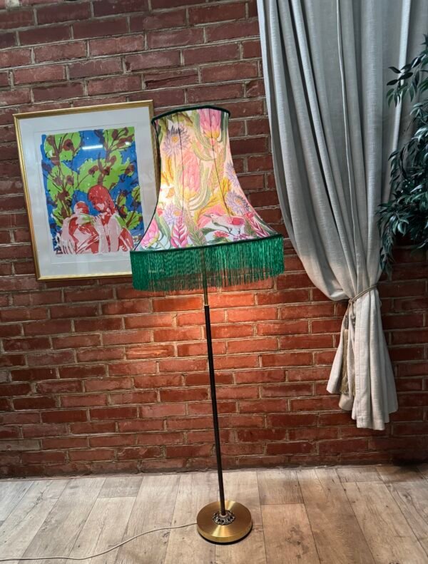 Toršeras metaline koja ir naujai pagamintu medžiaginiu gaubtu