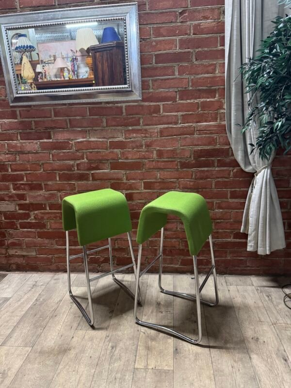 Dvi baro kėdės metalinėmis kojomis ir medžiaginiu gobelenu