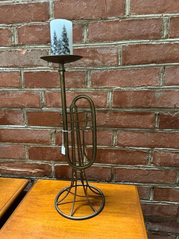 Metalinė žvakidė trimito formos