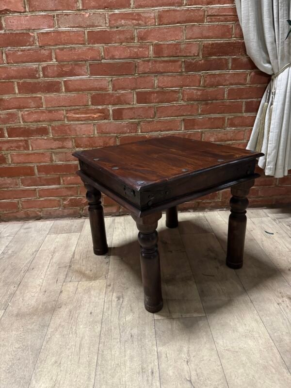 Bombay stiliaus medinis svetainės staliukas