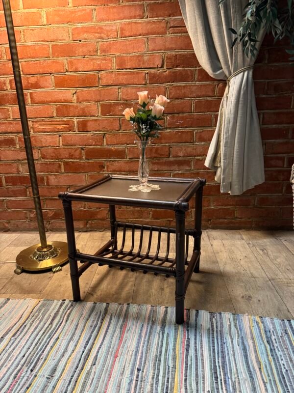 Nedidelis bambukinis terasos staliukas su stiklo paviršiumi