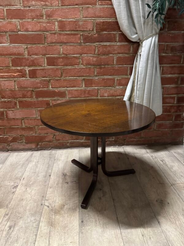 Nedidelis tvarkingas svetainės staliukas