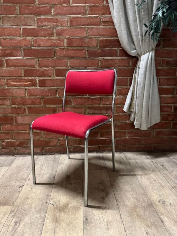 Vintažinė metalo konstrukcijos kėdė medžiaginiu gobelenu