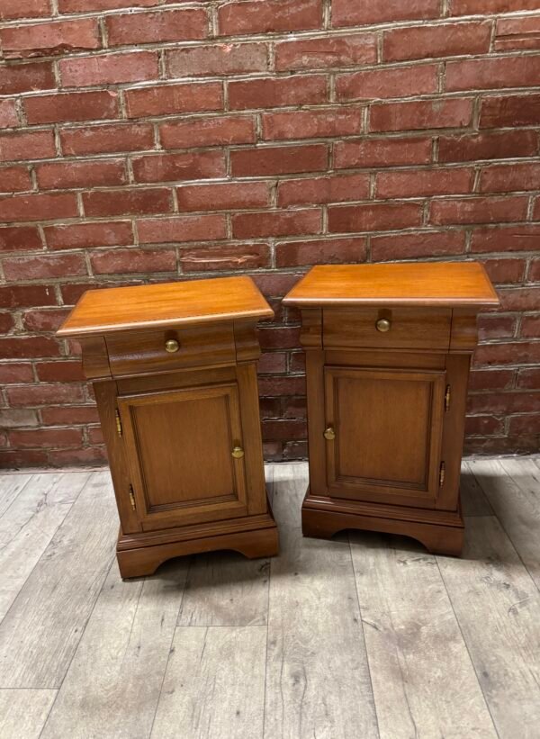 Dvi vienodos komodėlės prie lovos