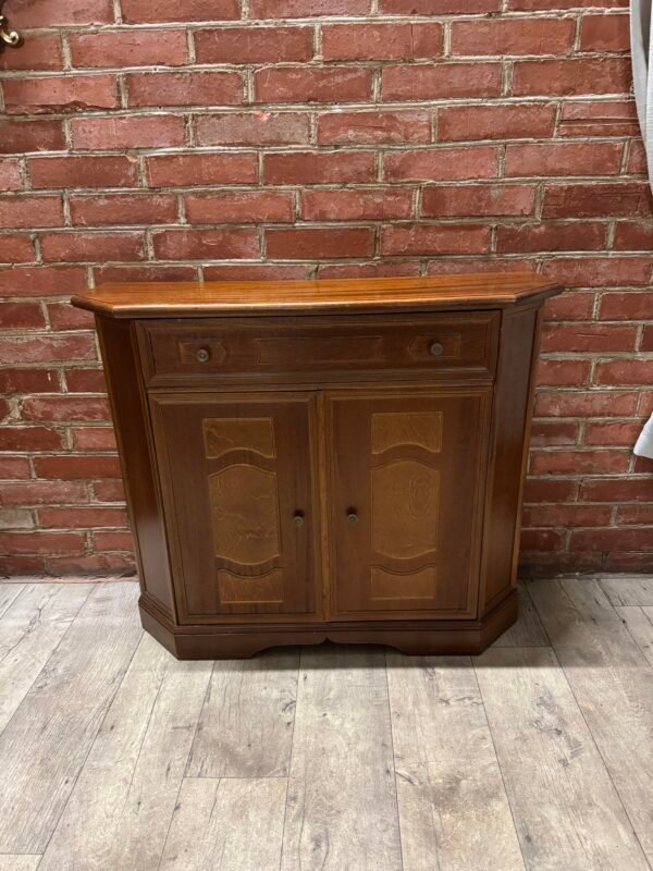 Nedidelė itališka komodėlė