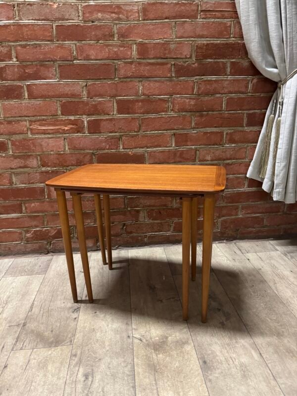 2 in 1 nedideli staliukai susineriantys  vienas po kitu