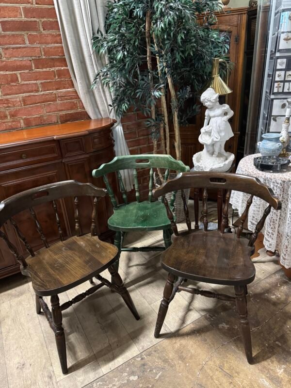 Dvi medinės tvirtos kėdės