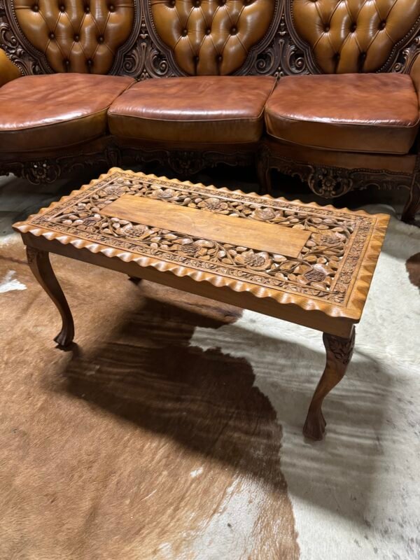 Medinis drožinėtas staliukas