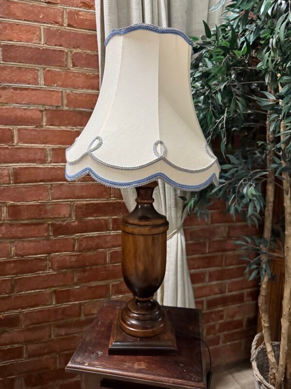 Šviestuvas medine koja ir medžiaginiu gaubtu