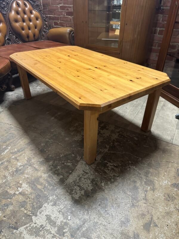 Medinis svetainės stalas