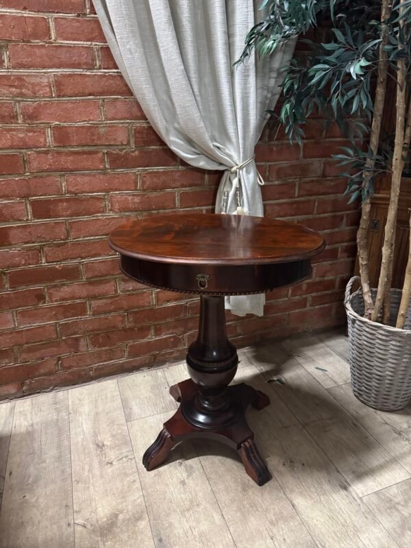 Dailus svetainės staliukas