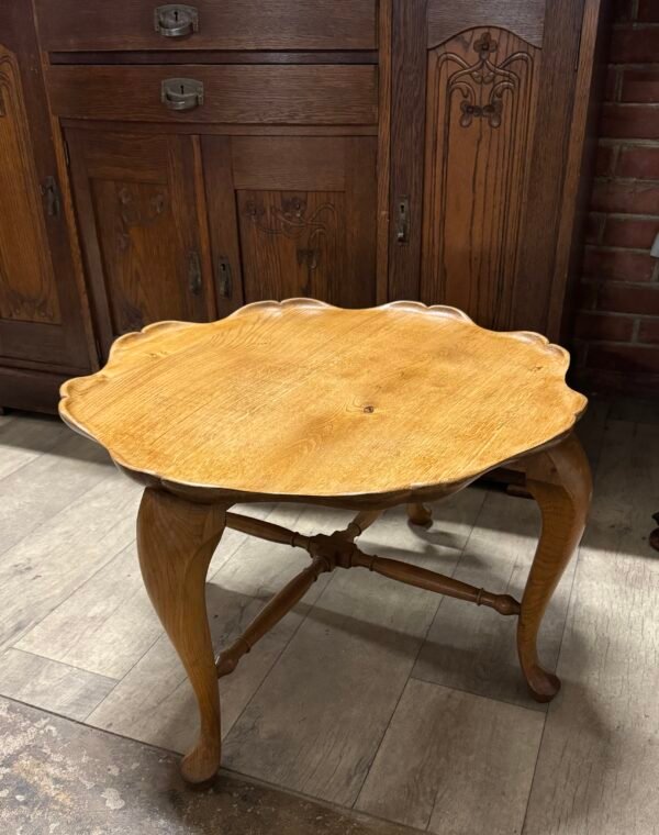 Medinis svetainės staliukas