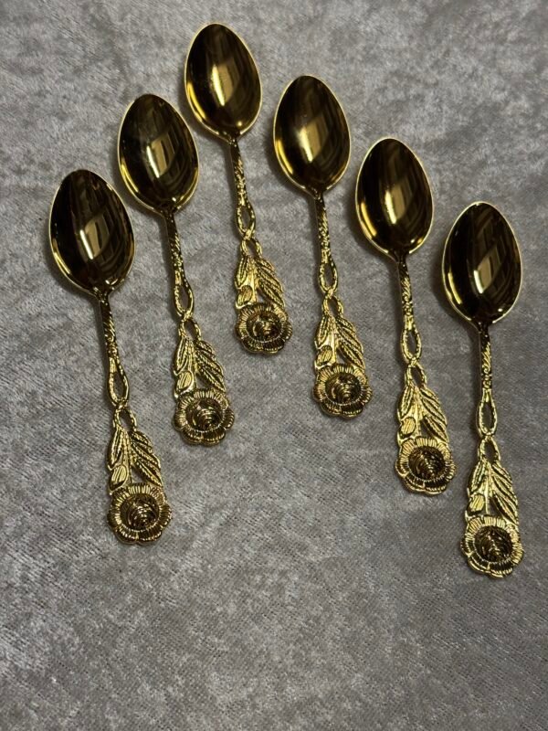 dekoruoti desertiniai šaukšteliai