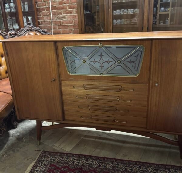 1960-1970 m medinė komoda bareliu